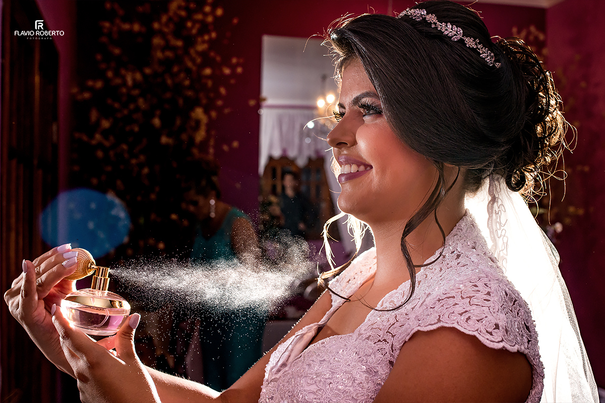 Noiva colocando perfume no making off. Casamento em Lorena