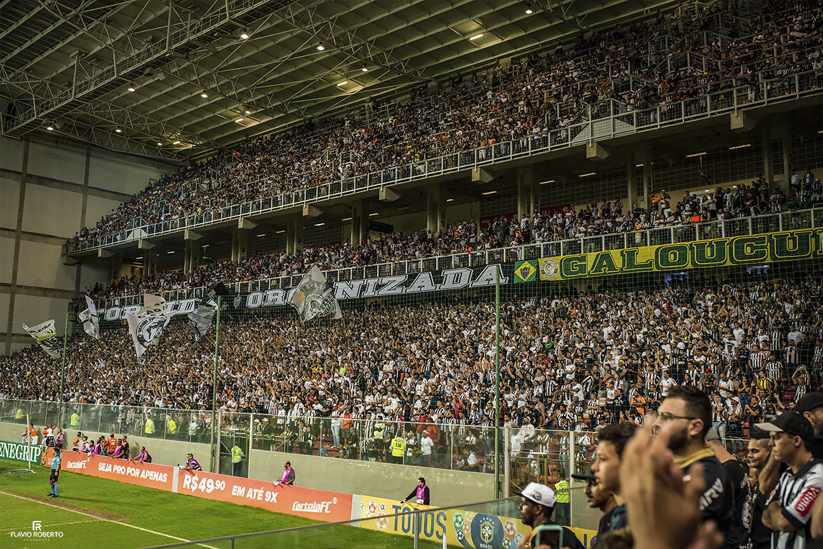 Ensaio de Casal atleticano celebrando 20 anos de casados. Ensaio no Estádio Arena Independência em Belo Horizonte. Atlético 2 x 1 Ceará.