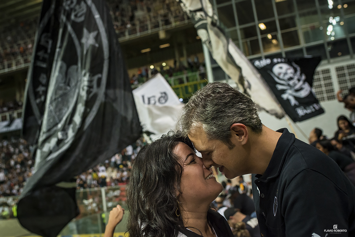 Ensaio de Casal atleticano celebrando 20 anos de casados. Ensaio no Estádio Arena Independência em Belo Horizonte. Atlético 2 x 1 Ceará.