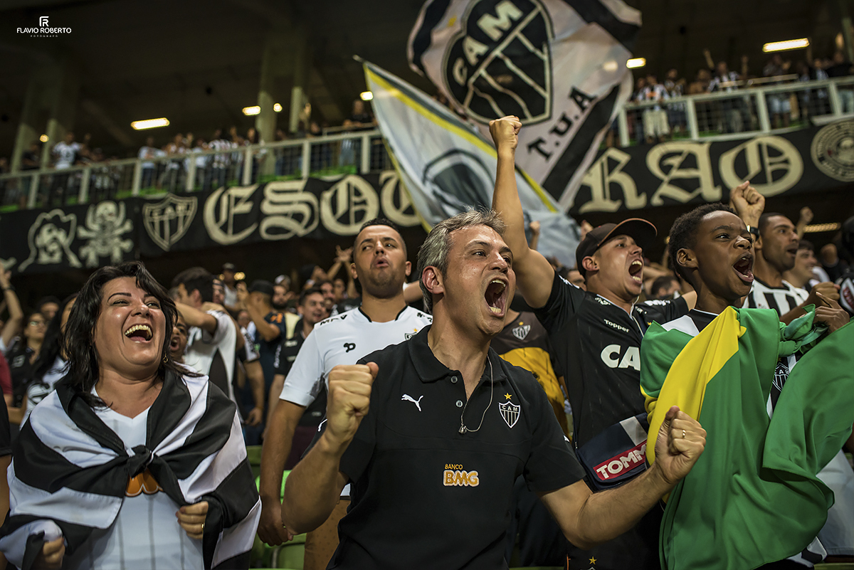 Ensaio de Casal atleticano celebrando 20 anos de casados. Ensaio no Estádio Arena Independência em Belo Horizonte. Atlético 2 x 1 Ceará.