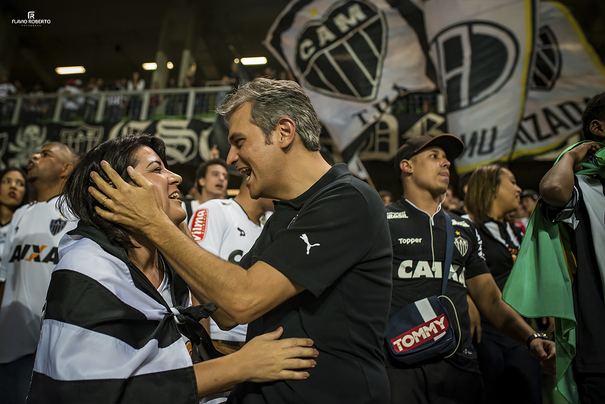 Ensaio de Casal atleticano celebrando 20 anos de casados. Ensaio no Estádio Arena Independência em Belo Horizonte. Atlético 2 x 1 Ceará.