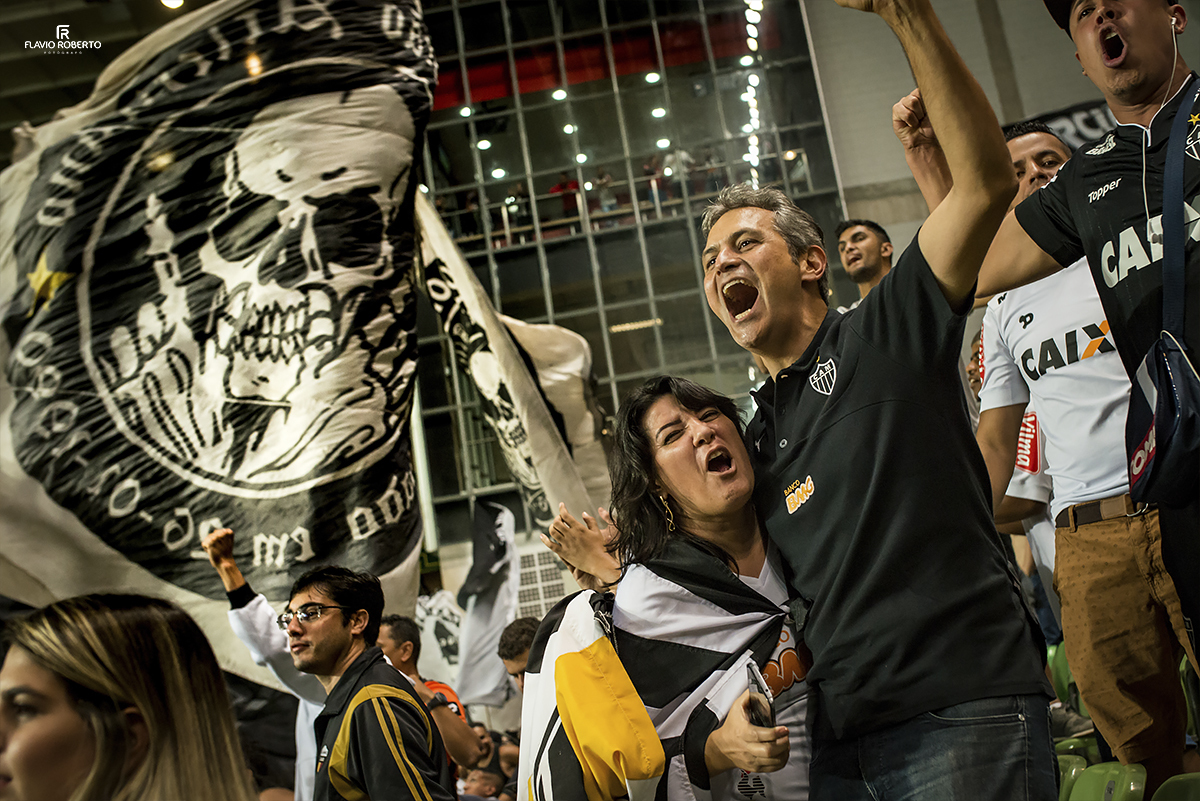Ensaio de Casal atleticano celebrando 20 anos de casados. Ensaio no Estádio Arena Independência em Belo Horizonte. Atlético 2 x 1 Ceará.