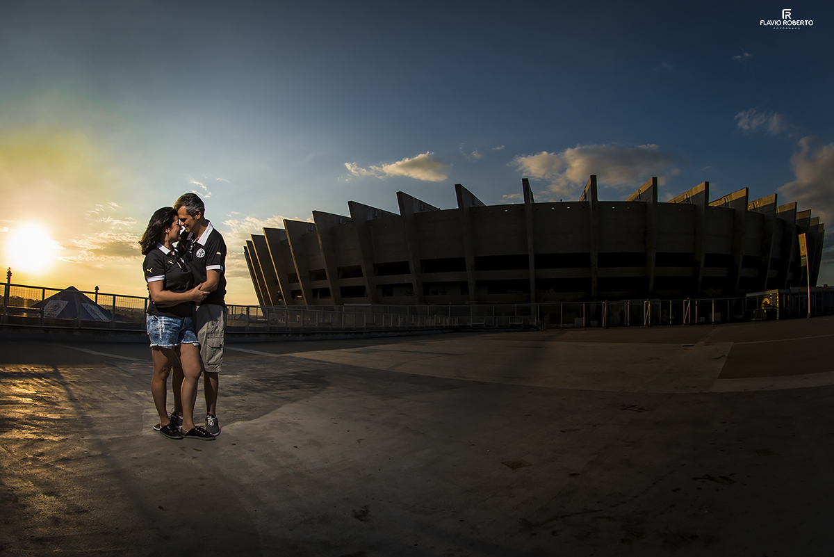Ensaio de Casal atleticano celebrando 20 anos de casados. Ensaio no Estádio do MIneirão em Belo Horizonte.