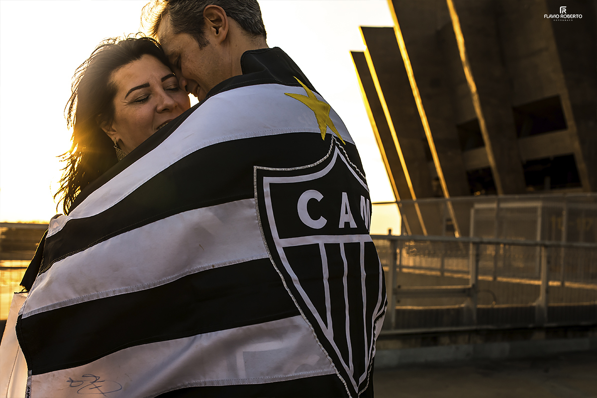Ensaio de Casal atleticano celebrando 20 anos de casados. Ensaio no Estádio do MIneirão em Belo Horizonte.