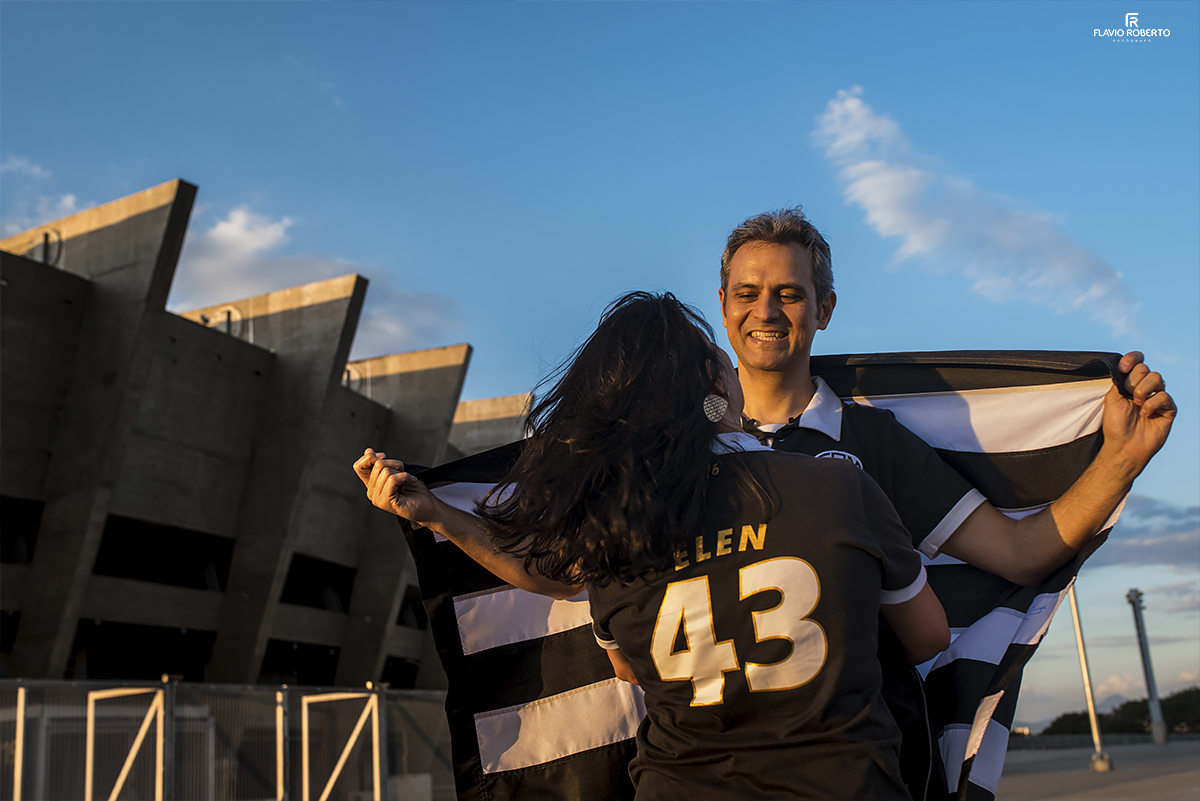 Ensaio de Casal atleticano celebrando 20 anos de casados. Ensaio no Estádio do MIneirão em Belo Horizonte.