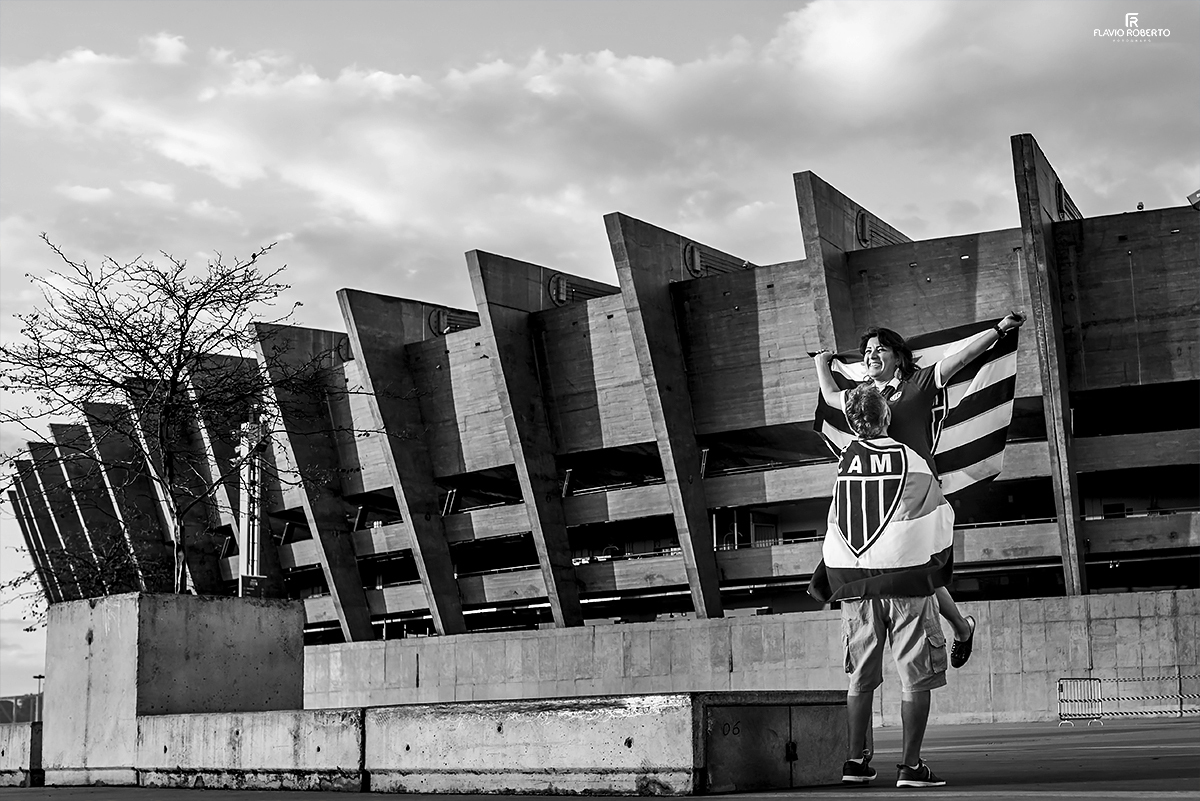 Ensaio de Casal atleticano celebrando 20 anos de casados. Ensaio no Estádio do MIneirão em Belo Horizonte.