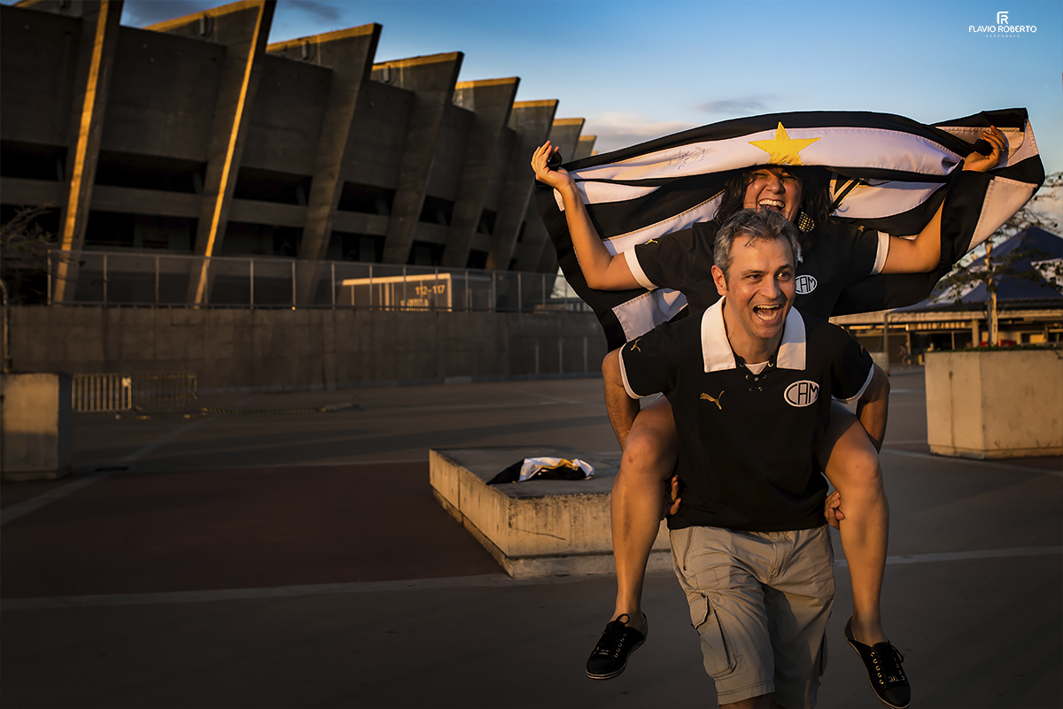 Ensaio de Casal atleticano celebrando 20 anos de casados. Ensaio no Estádio do MIneirão em Belo Horizonte.