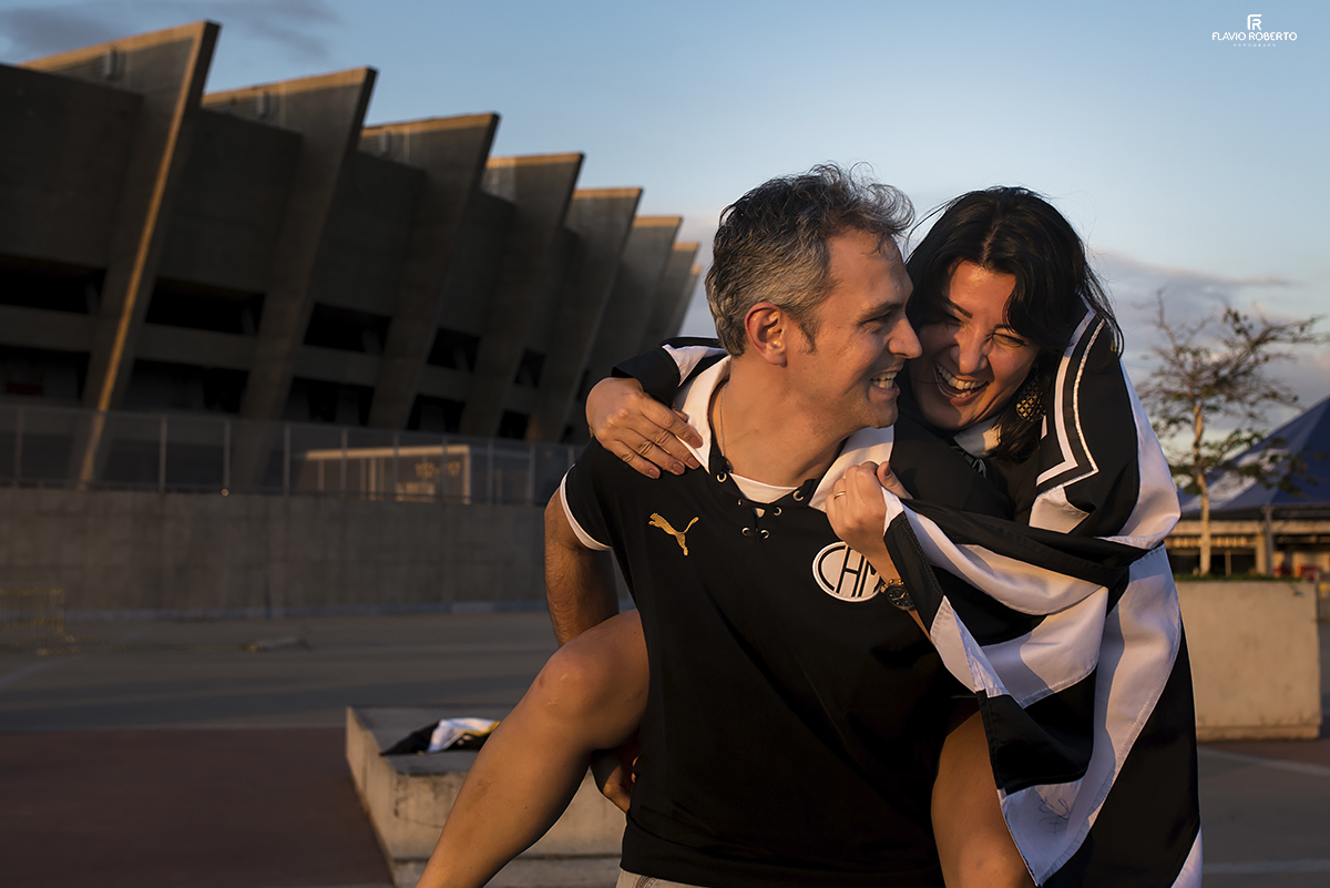 Ensaio de Casal atleticano celebrando 20 anos de casados. Ensaio no Estádio do MIneirão em Belo Horizonte.