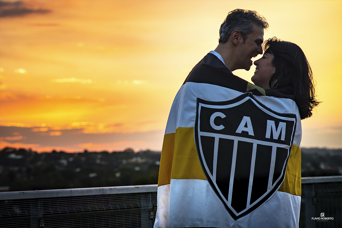 Ensaio de Casal atleticano celebrando 20 anos de casados. Ensaio no Estádio do MIneirão em Belo Horizonte.