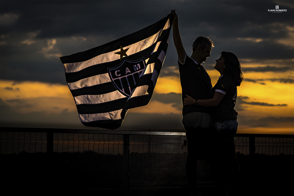 Ensaio de Casal atleticano celebrando 20 anos de casados. Ensaio no Estádio do MIneirão em Belo Horizonte.