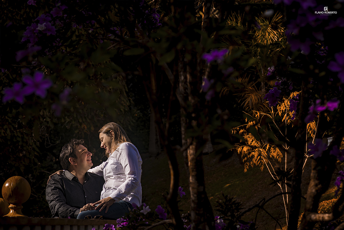 Namorados rindo durante Ensaio de Casal em Santo Antônio do Pinhal. Ensaio Fotográfico no Campo. Casal de Machado-MG. Flavio Roberto Fotógrafo