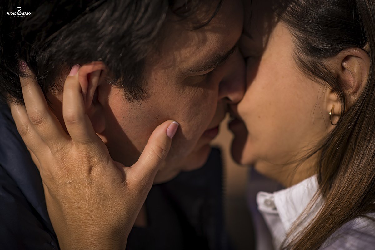 Namorados rindo durante Ensaio de Casal se beijando durante Ensaio em Santo Antônio do Pinhal. Ensaio Fotográfico no Campo. 