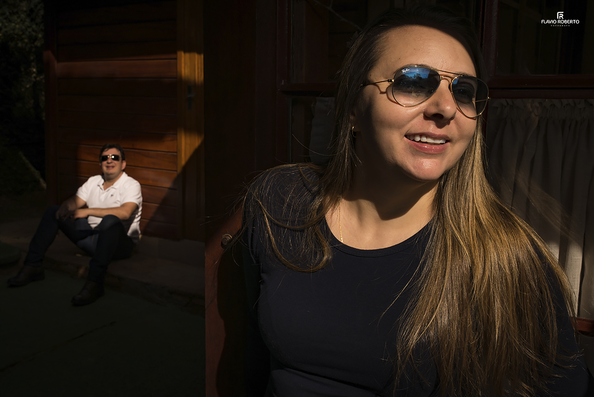 Namorados rindo durante Ensaio de Casal se beijando durante Ensaio em Santo Antônio do Pinhal. Ensaio Fotográfico no Campo. 