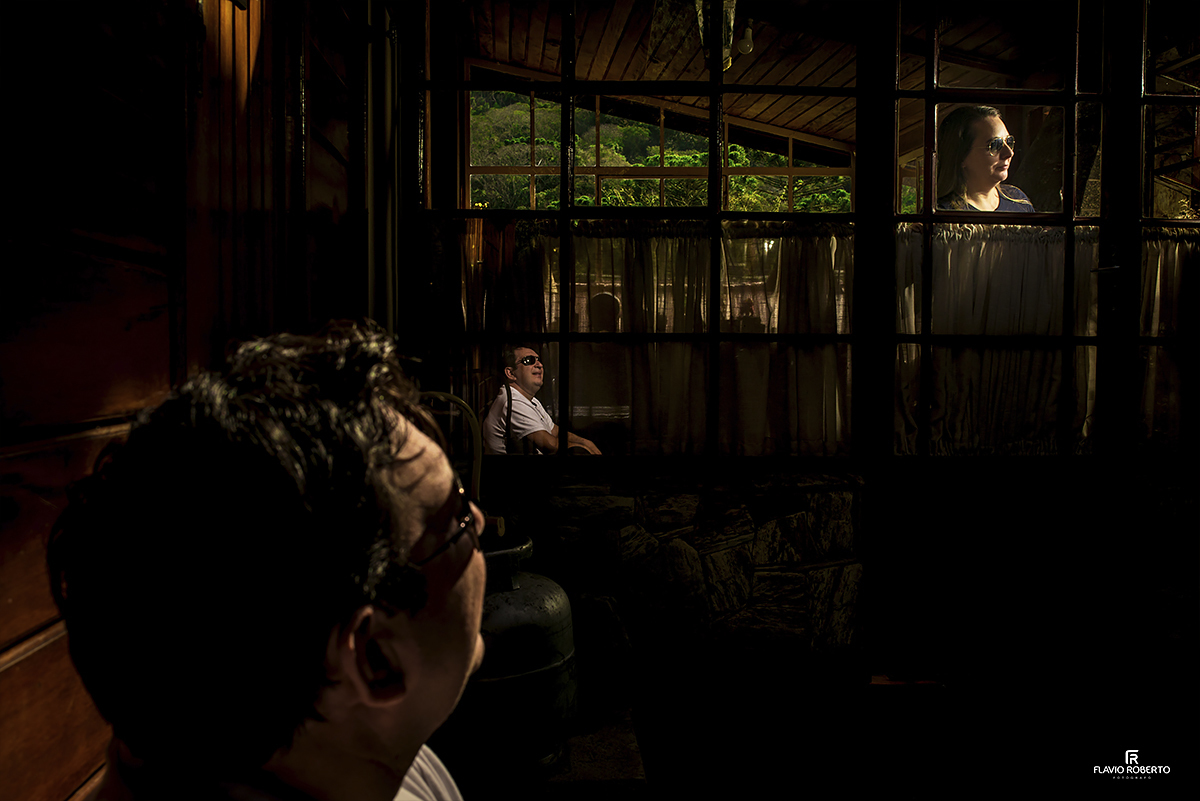 Namorados rindo durante Ensaio de Casal se beijando durante Ensaio em Santo Antônio do Pinhal. Ensaio Fotográfico no Campo. 