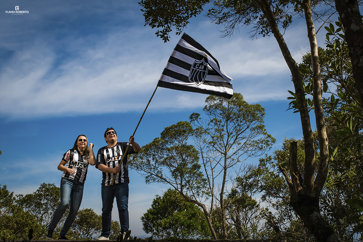 Casal torcedor do Atlético Mineiro balançando a bandeira durante Ensaio Fotográfico em Santo Antônio do Pinhal