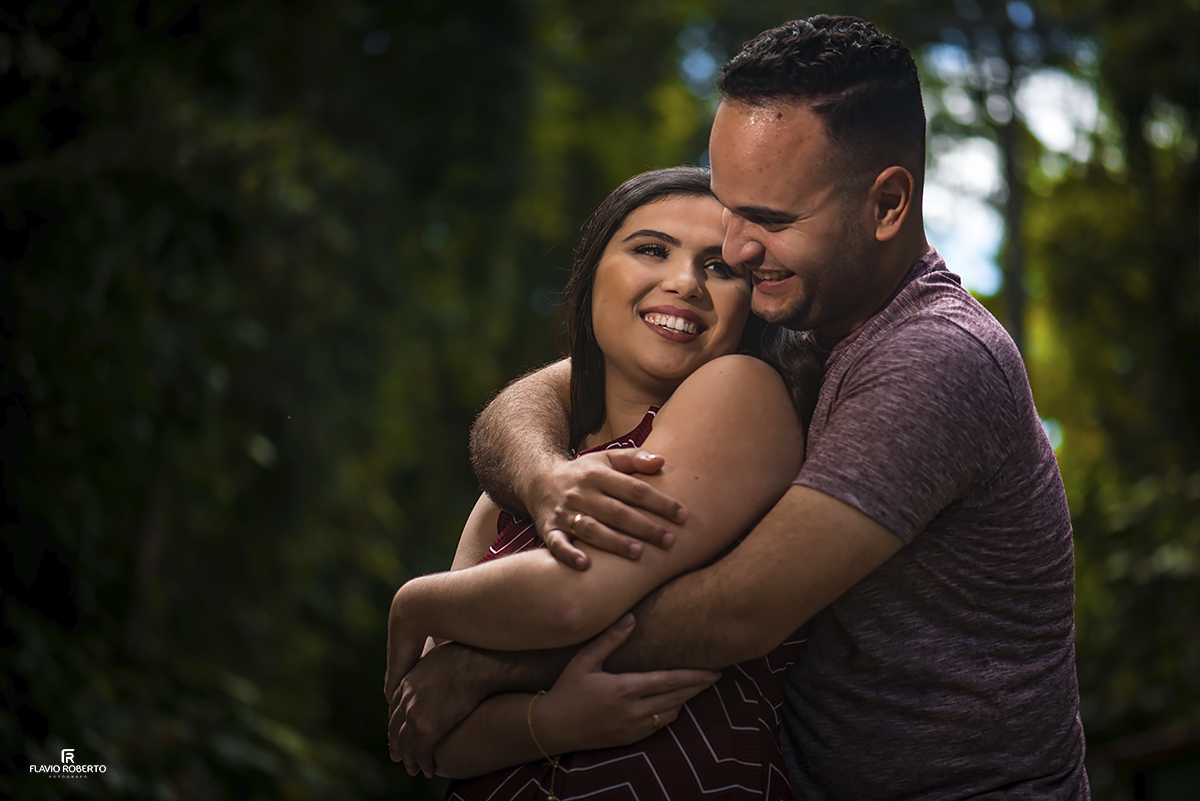 Casal sorrindo abraçado nas Ruínas de Lagoinha durante Ensaio Pre Wedding em Ubatuba