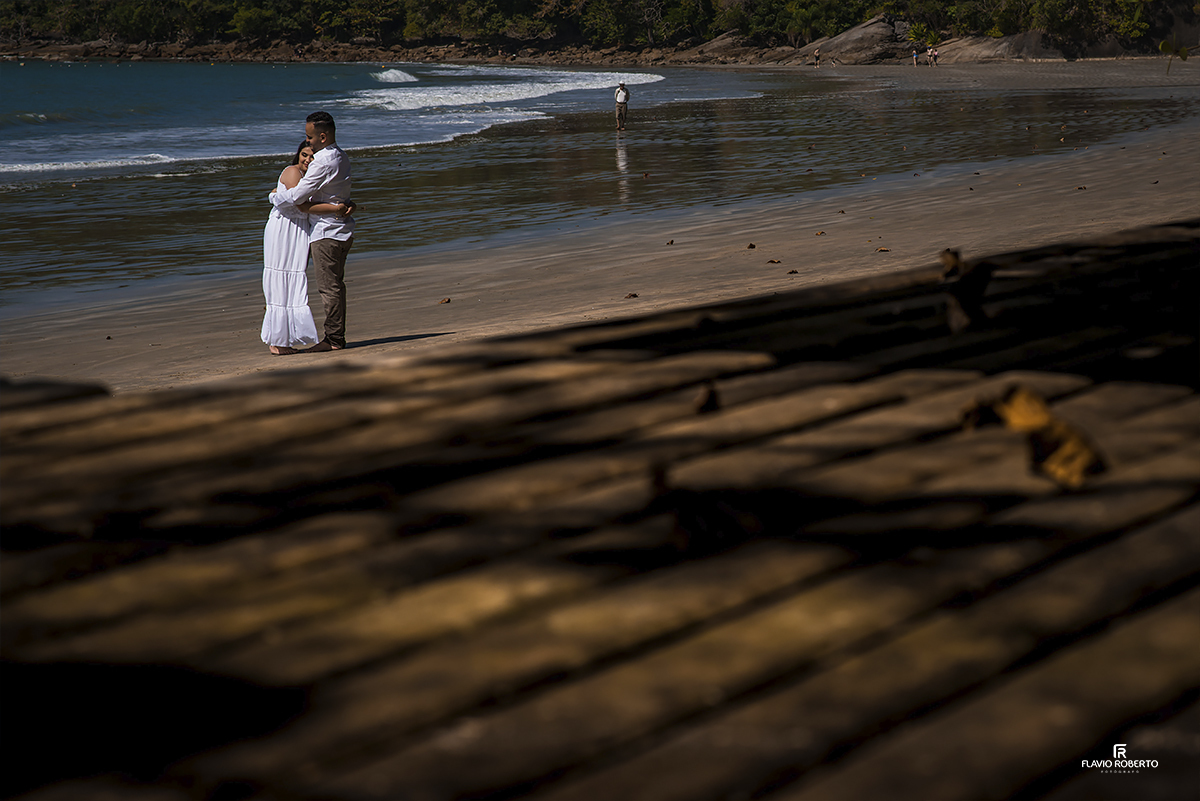Casal caminhando na Praia da Fortaleza, durante Ensaio Pre Wedding em Ubatuba