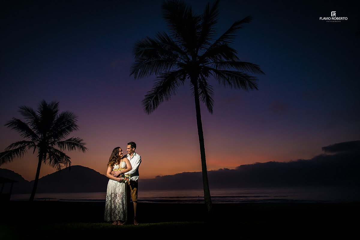 Ensaio de Casal nas praias de Ubatuba. Noivos no Ensaio Pre Wedding em Ubatuba.