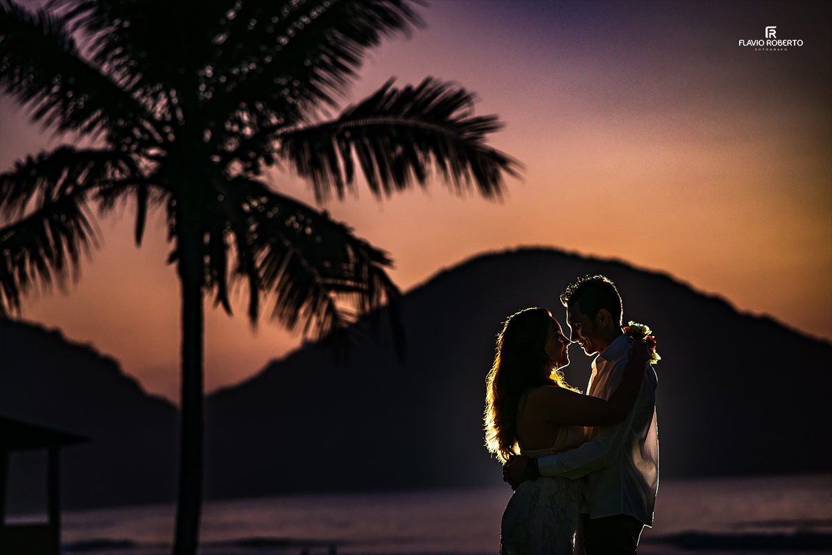 Ensaio de Casal nas praias de Ubatuba. Noivos no Ensaio Pre Wedding em Ubatuba.
