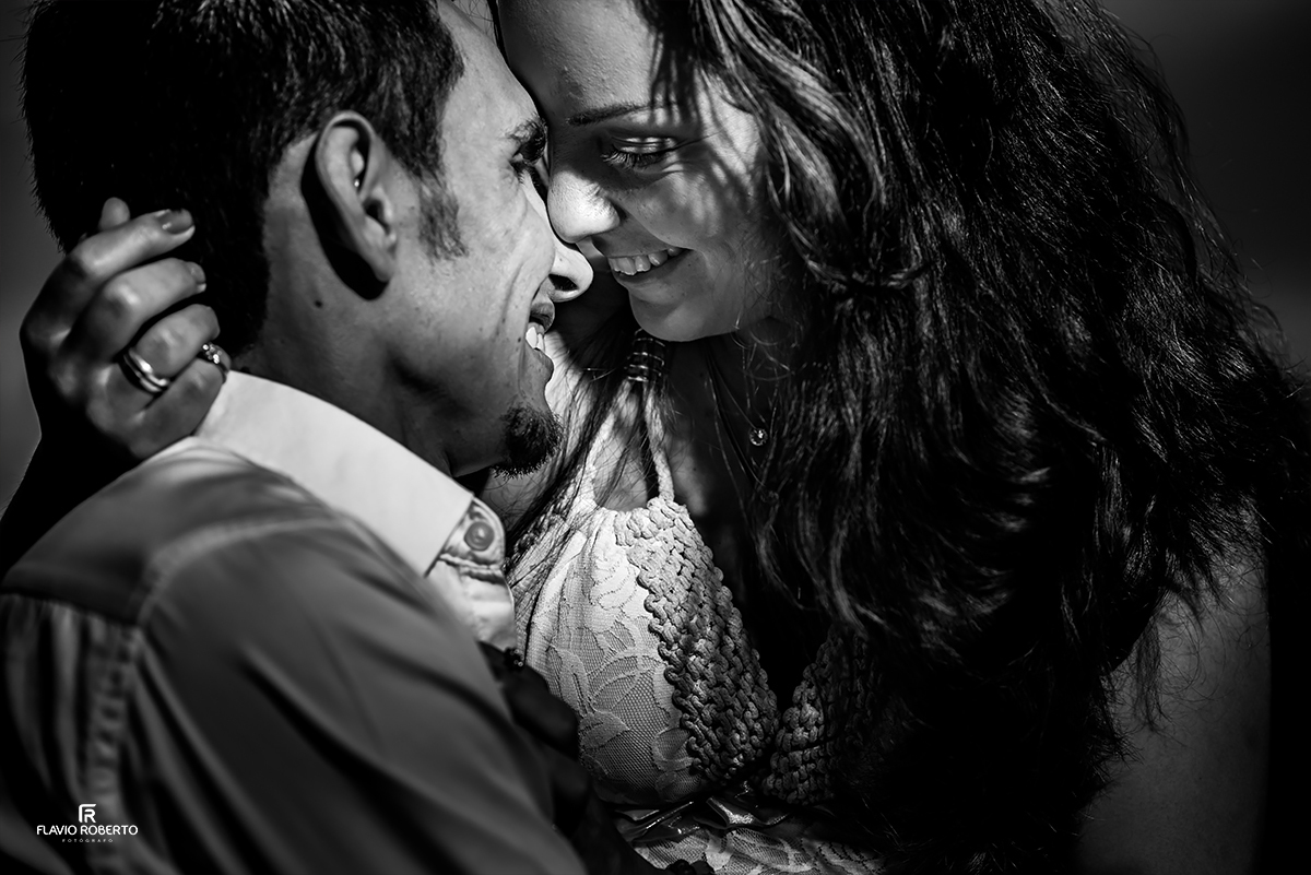 Ensaio de Casal nas praias de Ubatuba. Noivos no Ensaio Pre Wedding em Ubatuba.