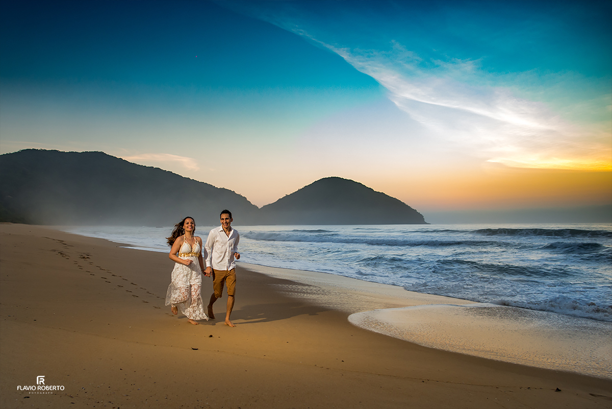 Ensaio de Casal nas praias de Ubatuba. Noivos no Ensaio Pre Wedding em Ubatuba.