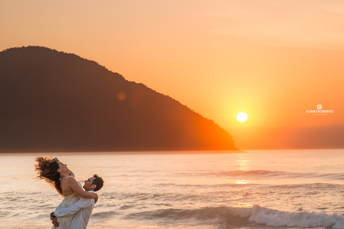 Ensaio de Casal nas praias de Ubatuba. Noivos no Ensaio Pre Wedding em Ubatuba.