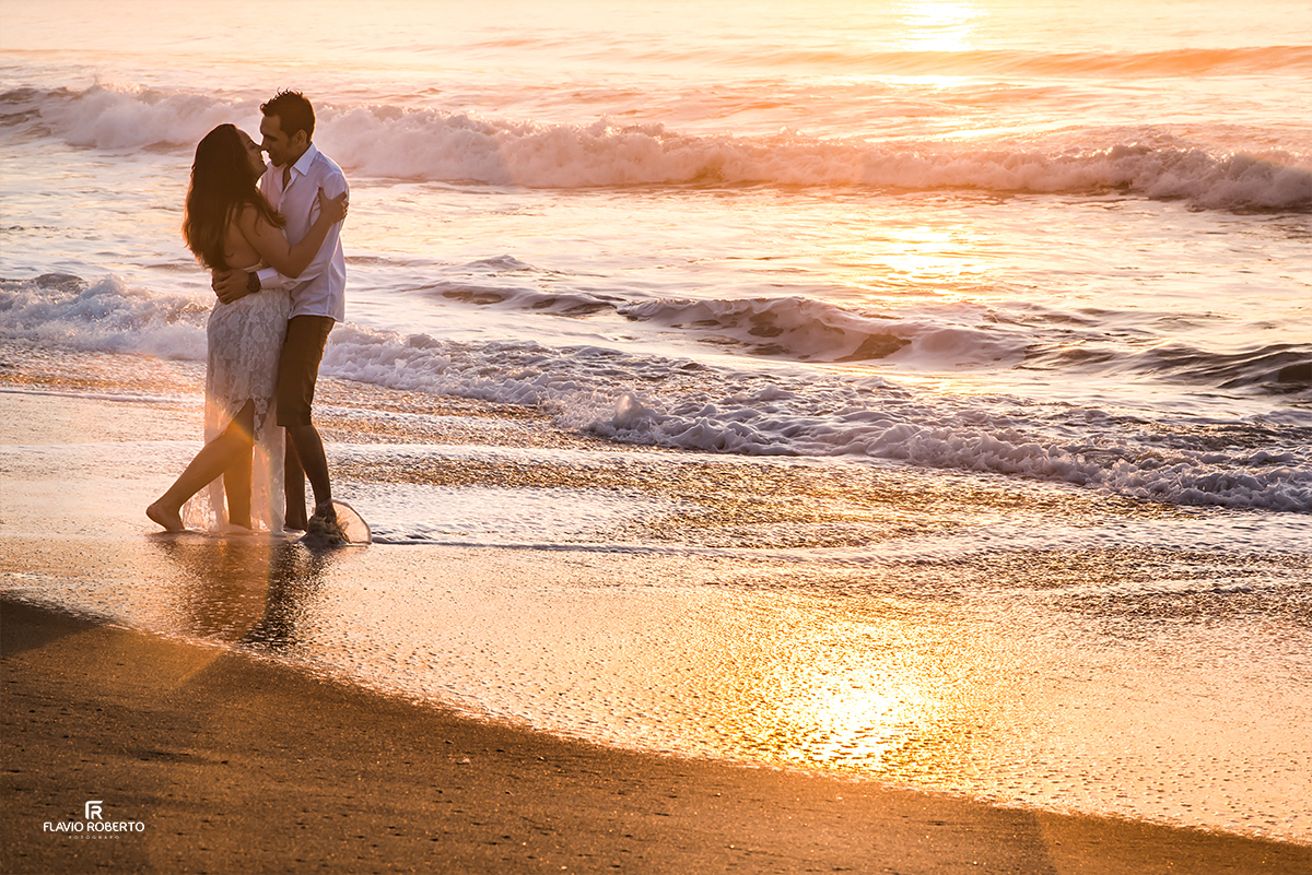 Ensaio de Casal nas praias de Ubatuba. Noivos no Ensaio Pre Wedding em Ubatuba.