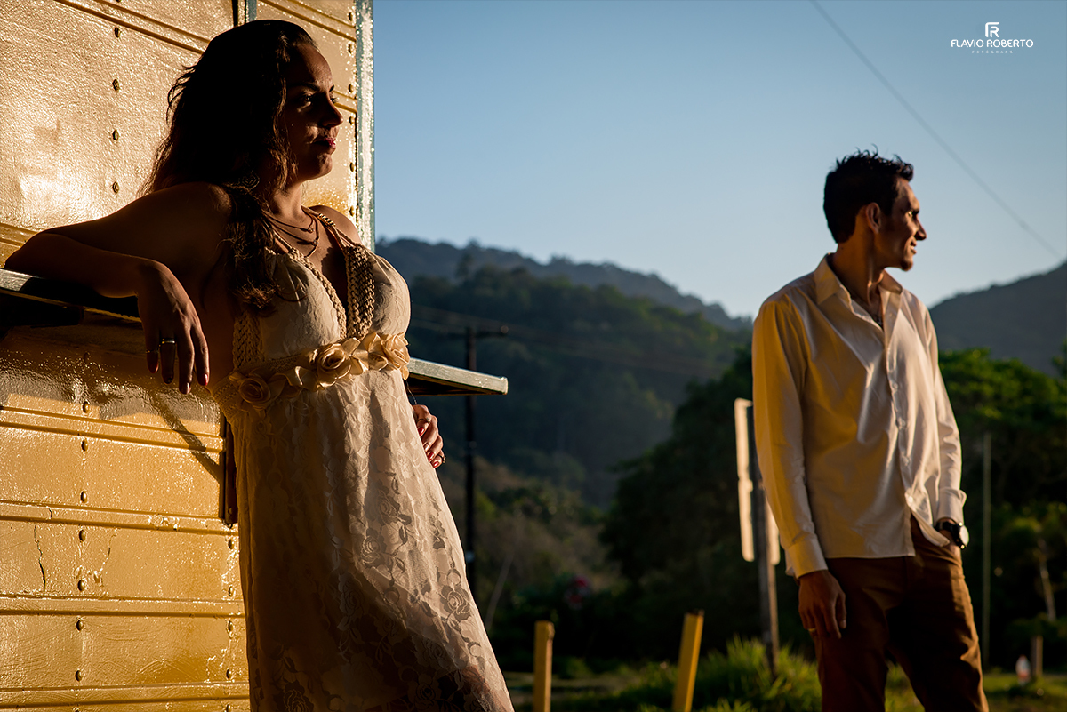 Ensaio de Casal nas praias de Ubatuba. Noivos no Ensaio Pre Wedding em Ubatuba.