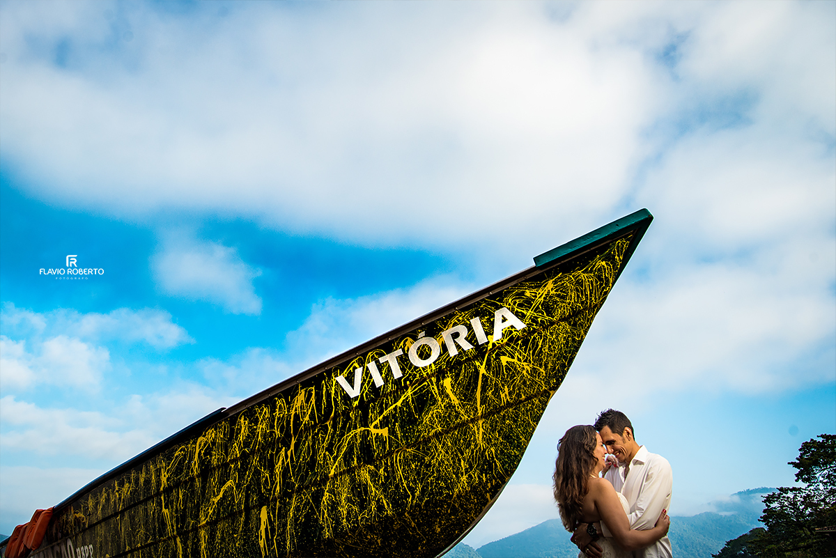 Ensaio de Casal nas praias de Ubatuba. Noivos no Ensaio Pre Wedding em Ubatuba.