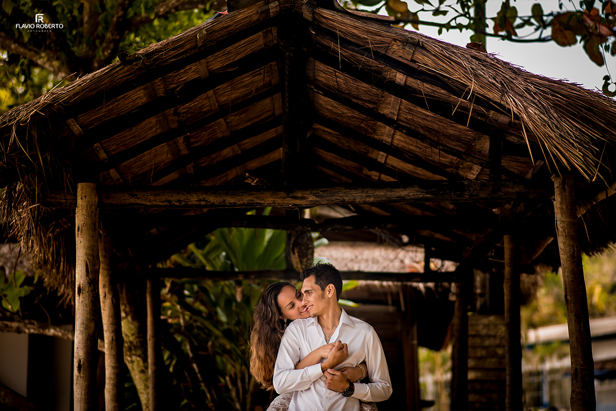 Ensaio de Casal nas praias de Ubatuba. Noivos no Ensaio Pre Wedding em Ubatuba.