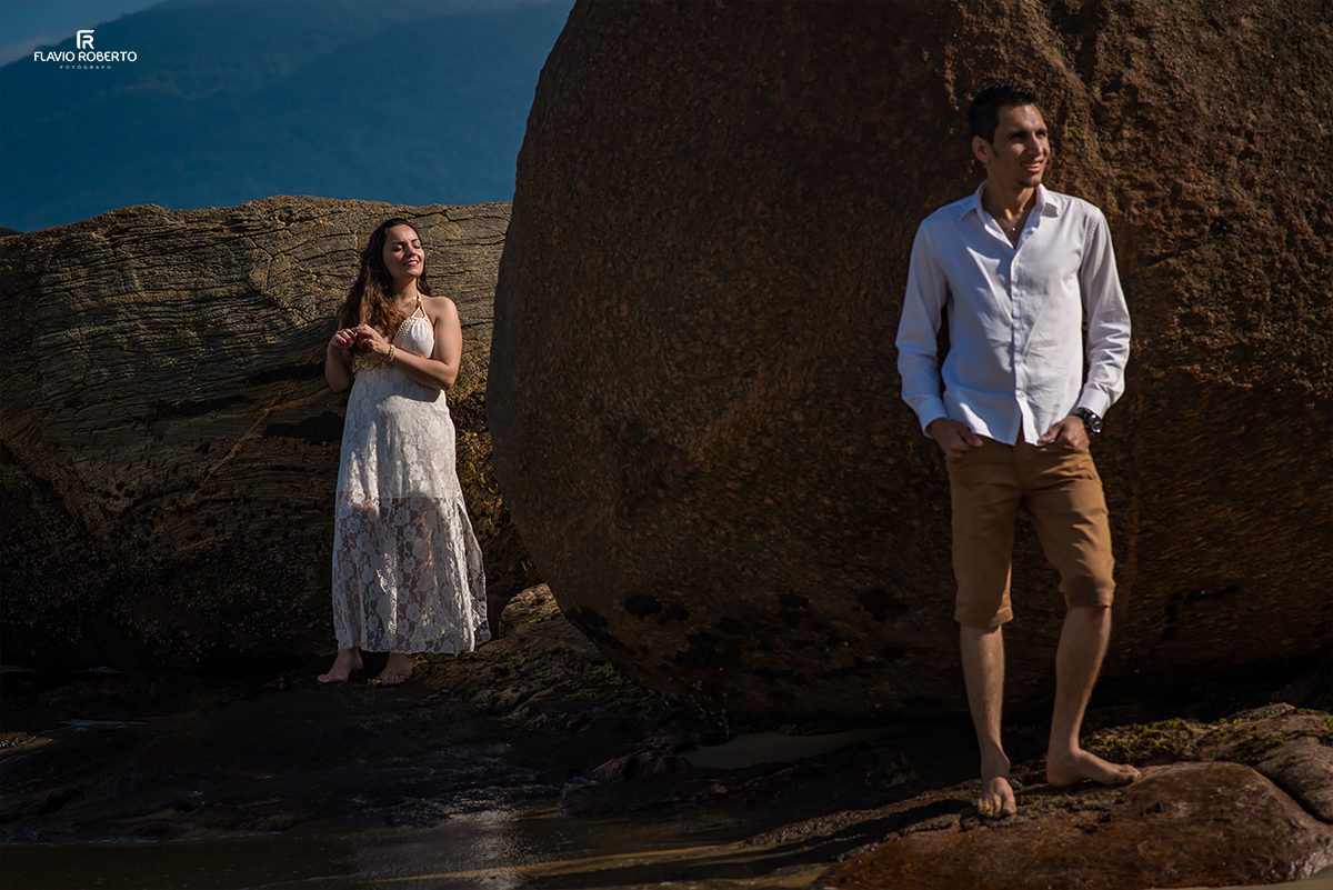Ensaio de Casal nas praias de Ubatuba. Noivos no Ensaio Pre Wedding em Ubatuba.
