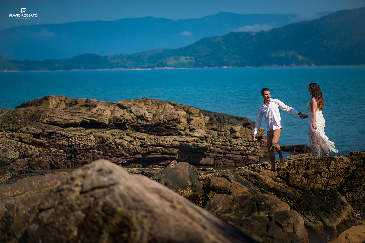 Ensaio de Casal nas praias de Ubatuba. Noivos no Ensaio Pre Wedding em Ubatuba.