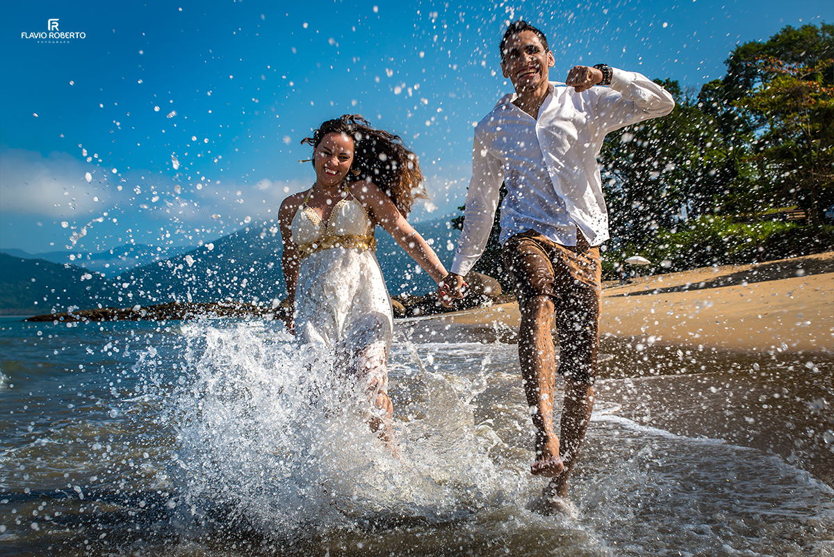 Ensaio de Casal nas praias de Ubatuba. Noivos no Ensaio Pre Wedding em Ubatuba.