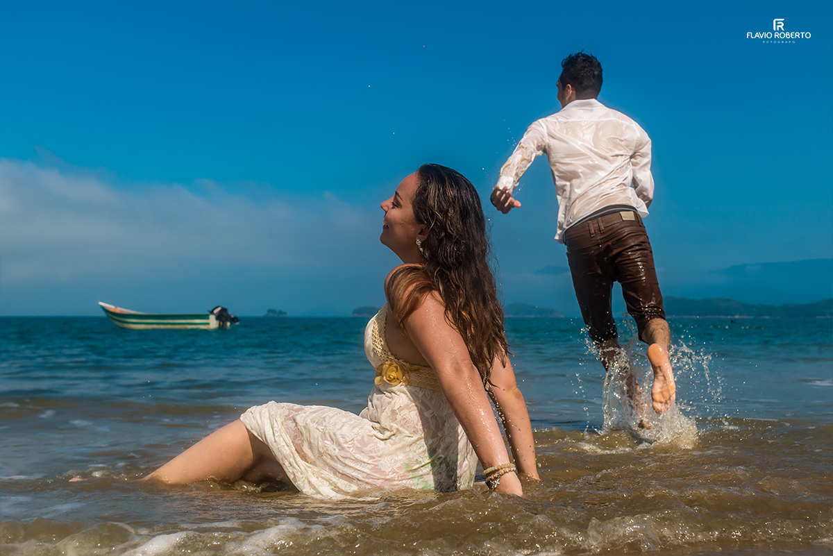 Ensaio de Casal nas praias de Ubatuba. Noivos no Ensaio Pre Wedding em Ubatuba.