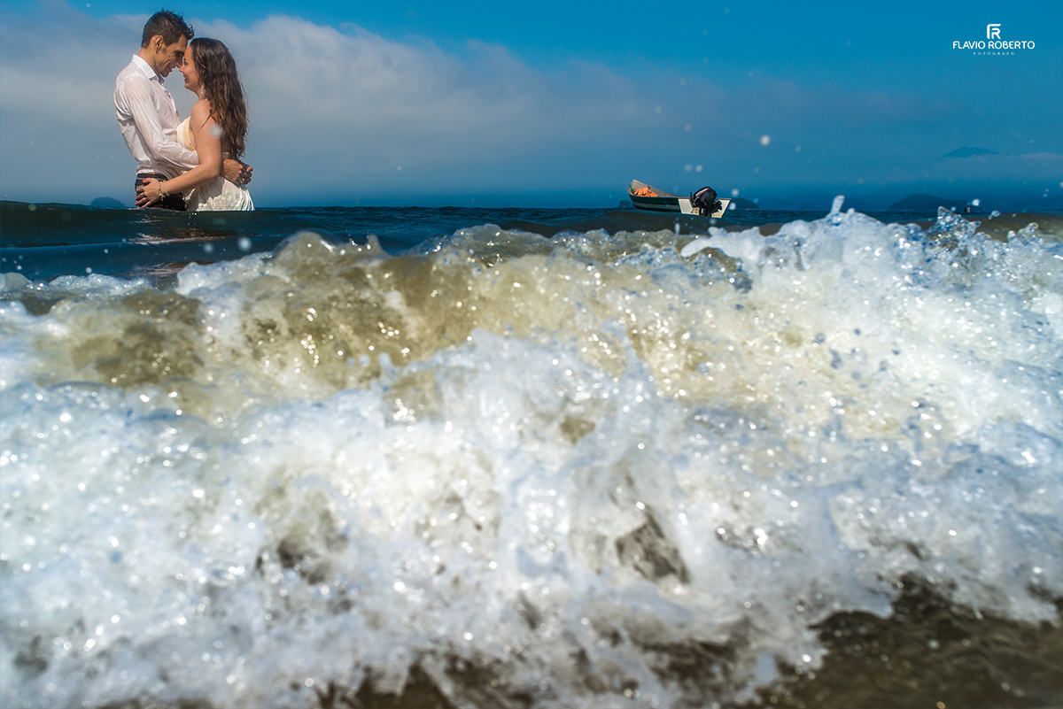Ensaio de Casal nas praias de Ubatuba. Noivos no Ensaio Pre Wedding em Ubatuba.
