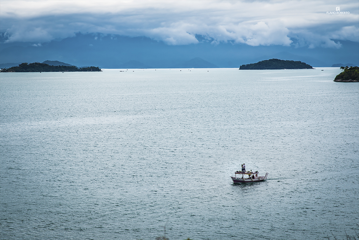 Ensaio de Casal em Paraty. Pre Wedding do Casal Natalia e Paulo na Baía de Paraty.