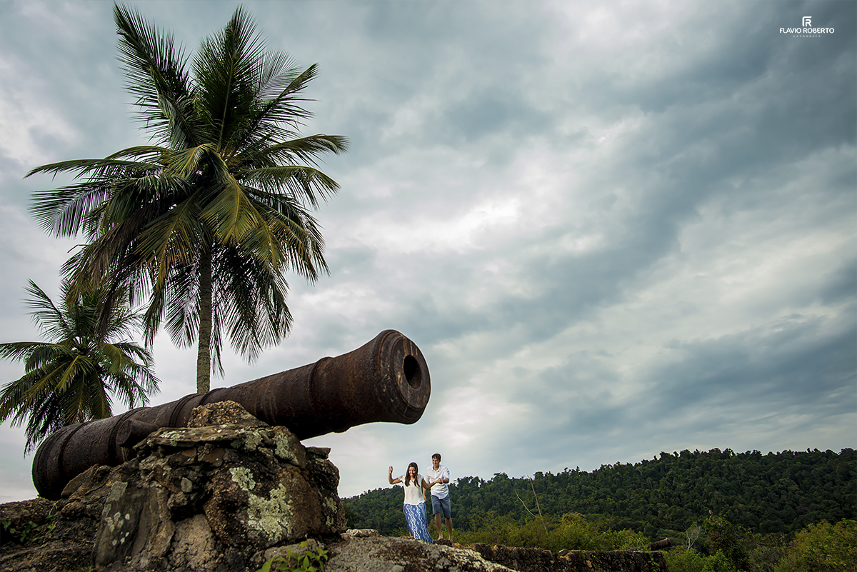 Ensaio de Casal em Paraty. Pre Wedding do Casal Natalia e Paulo na Baía de Paraty.