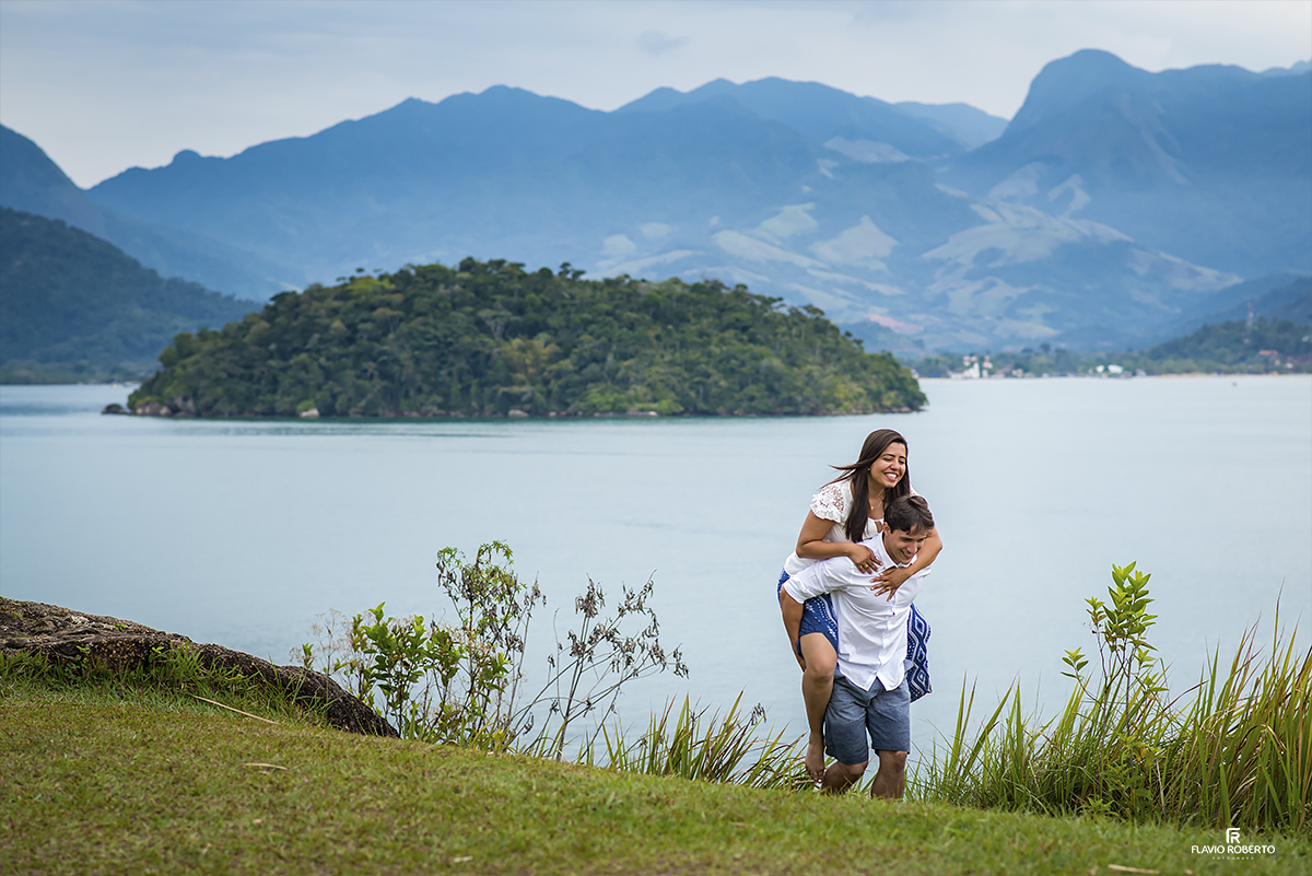 Ensaio de Casal em Paraty. Pre Wedding do Casal Natalia e Paulo na Baía de Paraty.