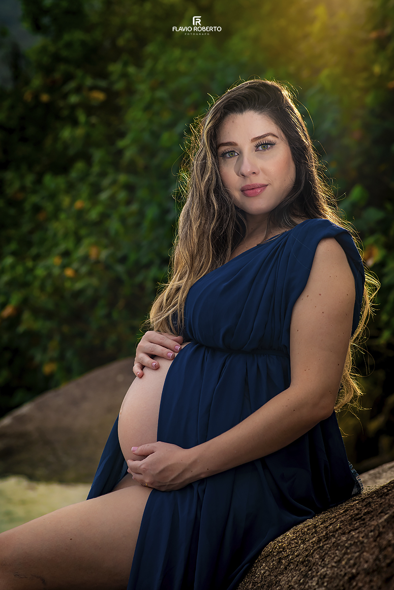 linda gestante de olho azul na praia no Ensaio de Gestante em Ubatuba