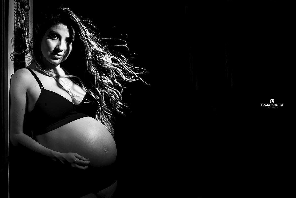 Gestante iluminada. Ensaio de Gestante em Ubatuba.