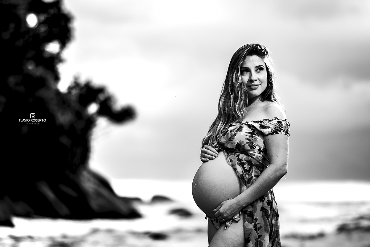 foto em branco e preto de gestante na praia durante Ensaio de Gestante em Ubatuba
