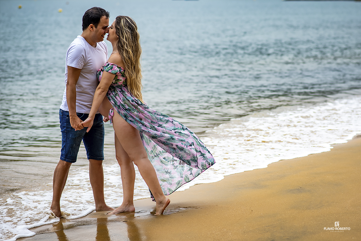 gestante com seu esposo na praia durante Ensaio de Gestante em Ubatuba