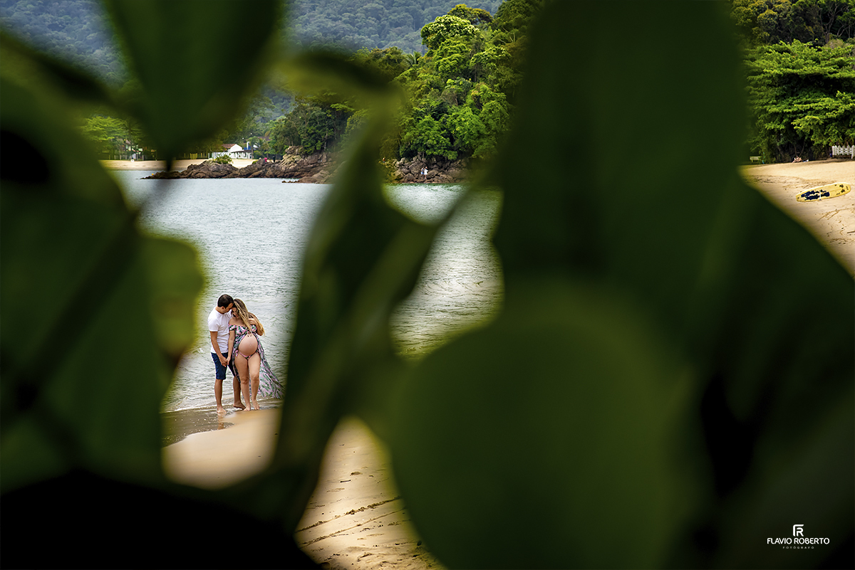 casal de gestantes na praia santa Rita em Ubatuba
