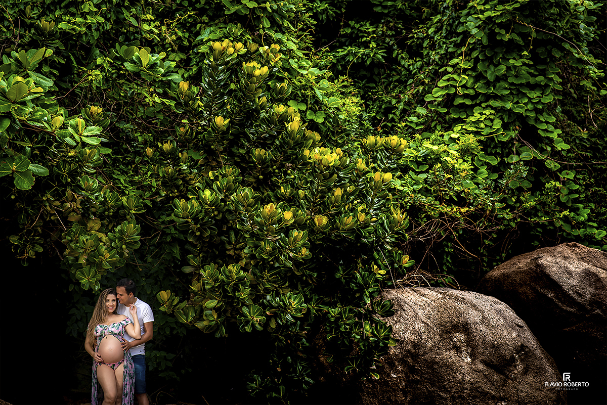 casal de gestantes abraçados na praia santa Rita em Ubatuba no Ensaio de Gestante em Ubatuba