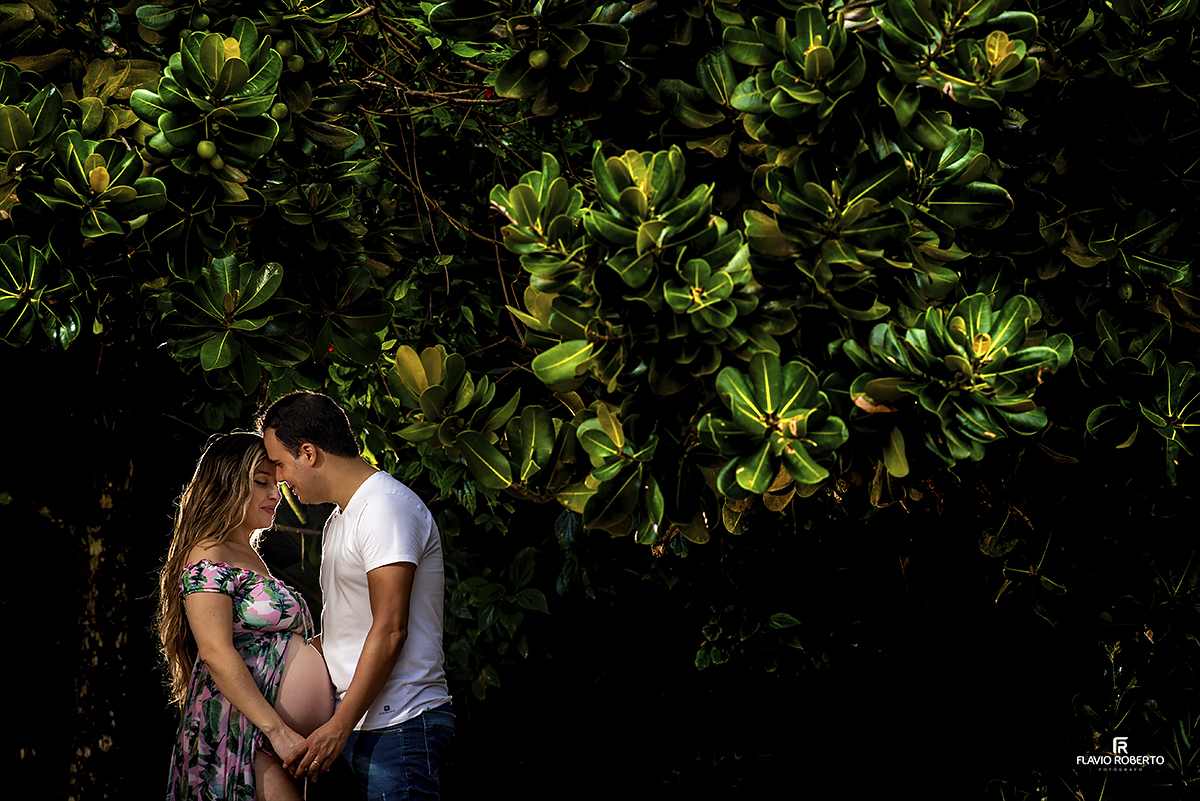 casal de gestantes se beijando na praia santa Rita em Ubatuba no Ensaio de Gestante em Ubatuba