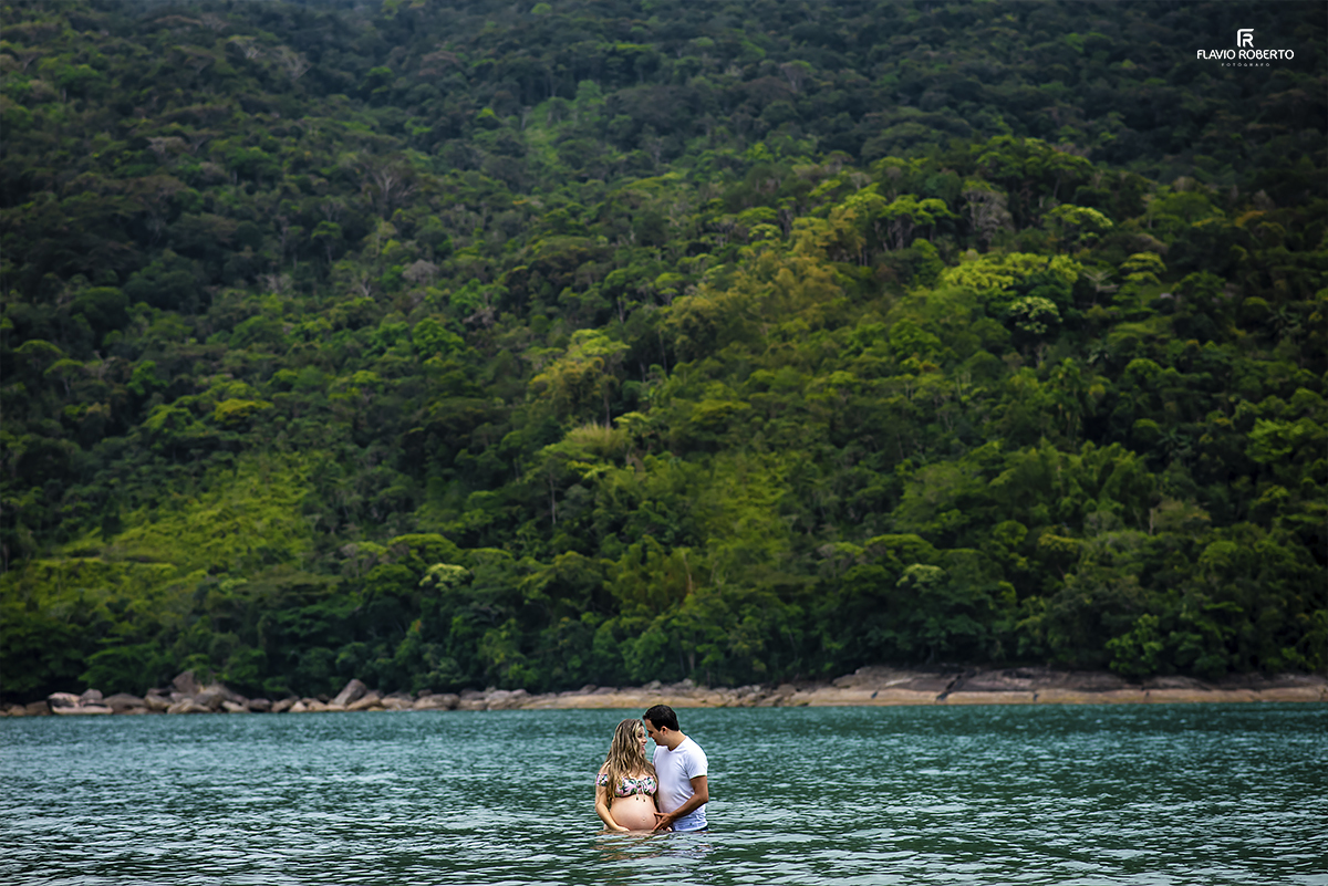 casal de gestantes abraçados na praia santa Rita em Ubatuba