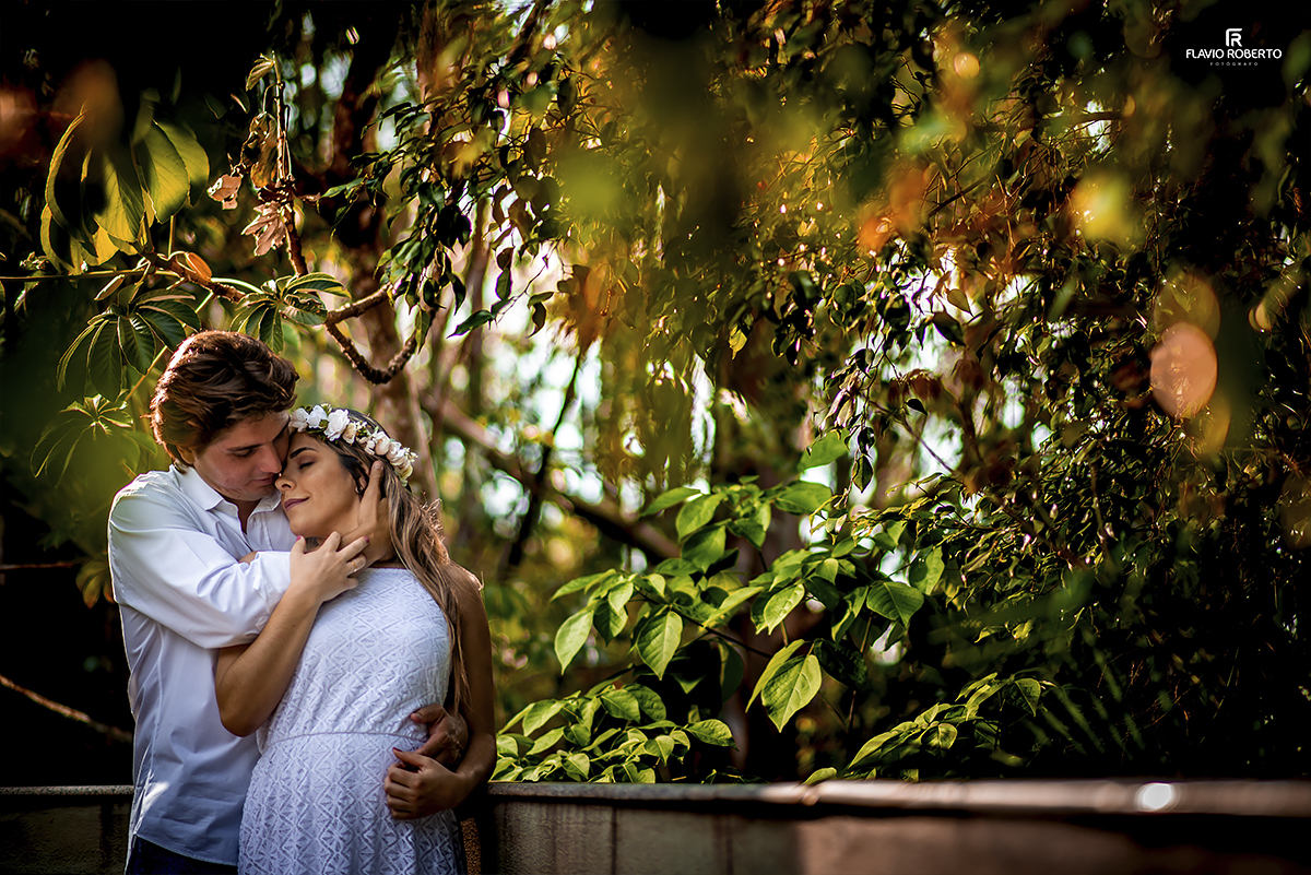 casal romântico abraçados no meio da natureza