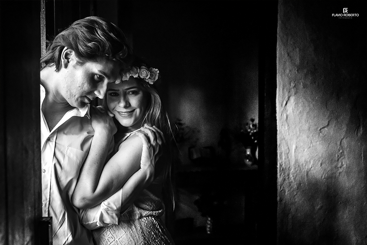 noivos namorando numa casinha de campo