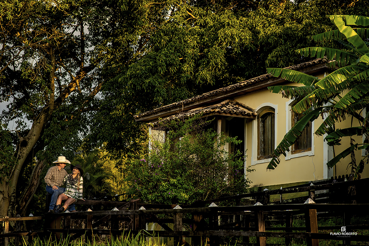 noivo cowboy namorando com sua noiva em frente a casa da fazenda