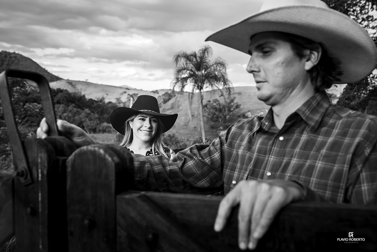 noivo cavalheiro abrindo a porteira da fazenda para a noiva passar